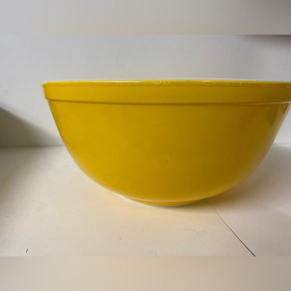 Vintage Pyrex Reverse Primary Yellow 403 mixing bowl 8.5” - Picture 4 of 10